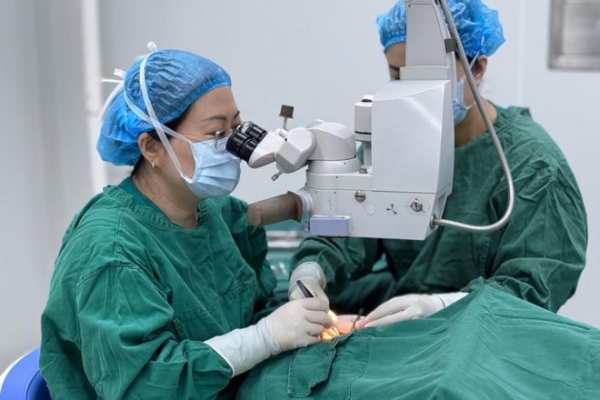 20歲姑娘自幼受困先天性外斜視 楊秋艷精準(zhǔn)手術(shù)重啟“立體視界”